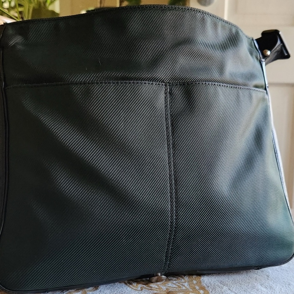 Louis Vuitton Elegant Black Messenger Bag - Picture 4 of 11